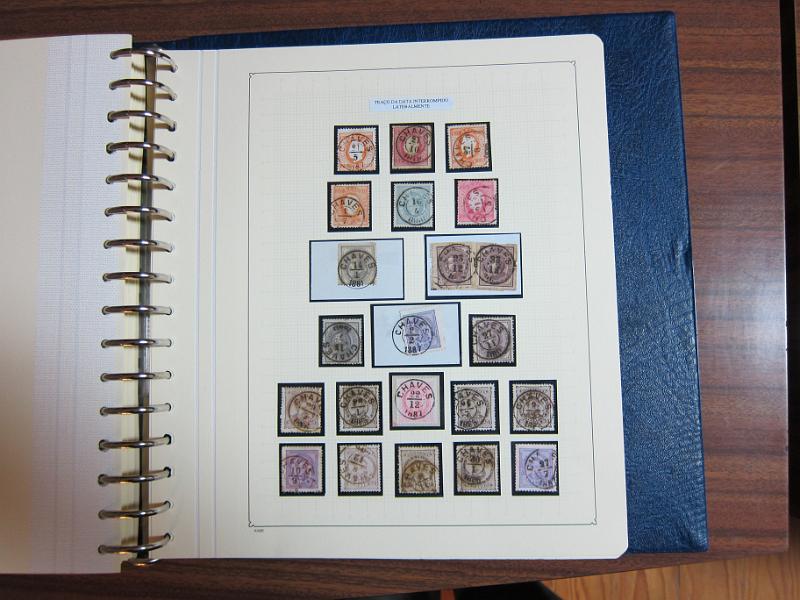0019 (55).JPG -     Lote:    19      Marcofilia      Lotes Especiais       Descrição:         Portugal. Colecção especializada de carimbos de duplo círculo, tipo 1852, montada em 4 álbuns Lindner, com selos de diversas emissões e cartas, com estudo minucioso de cada marca. Lote a ver.         Lote       Valor Base:     &euro; 2.500,00     Valor Venda:     Retirado     